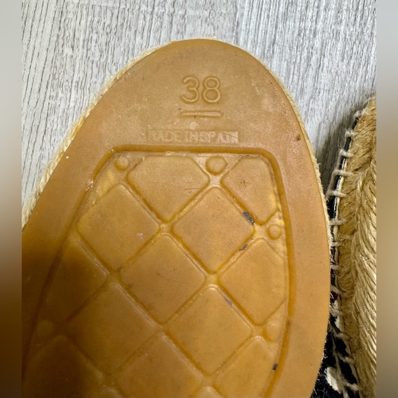 CHANEL Black & White Patent Tweed Splatter Paint Cap Toe CC Espadrilles. Size 38 - Picture 8 of 8